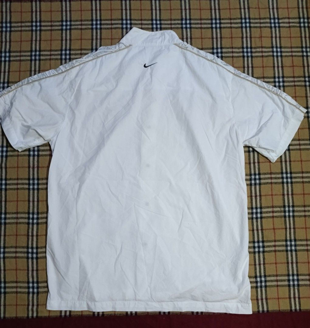 Nike LeBron James White Jacket XXL (Category: Coats, Jackets and Outerwear) located in General Santos City (Dadiangas). Submitted by freehorse.5f2a61 (Listing ID 1464273483, Image 2). Description: - White Nike jacket - Size XXL - Gold accents on sleeves and chest - LeBron James logo - Short sleeves - Button-up front - Made in Indonesia W. 23 L. 30.