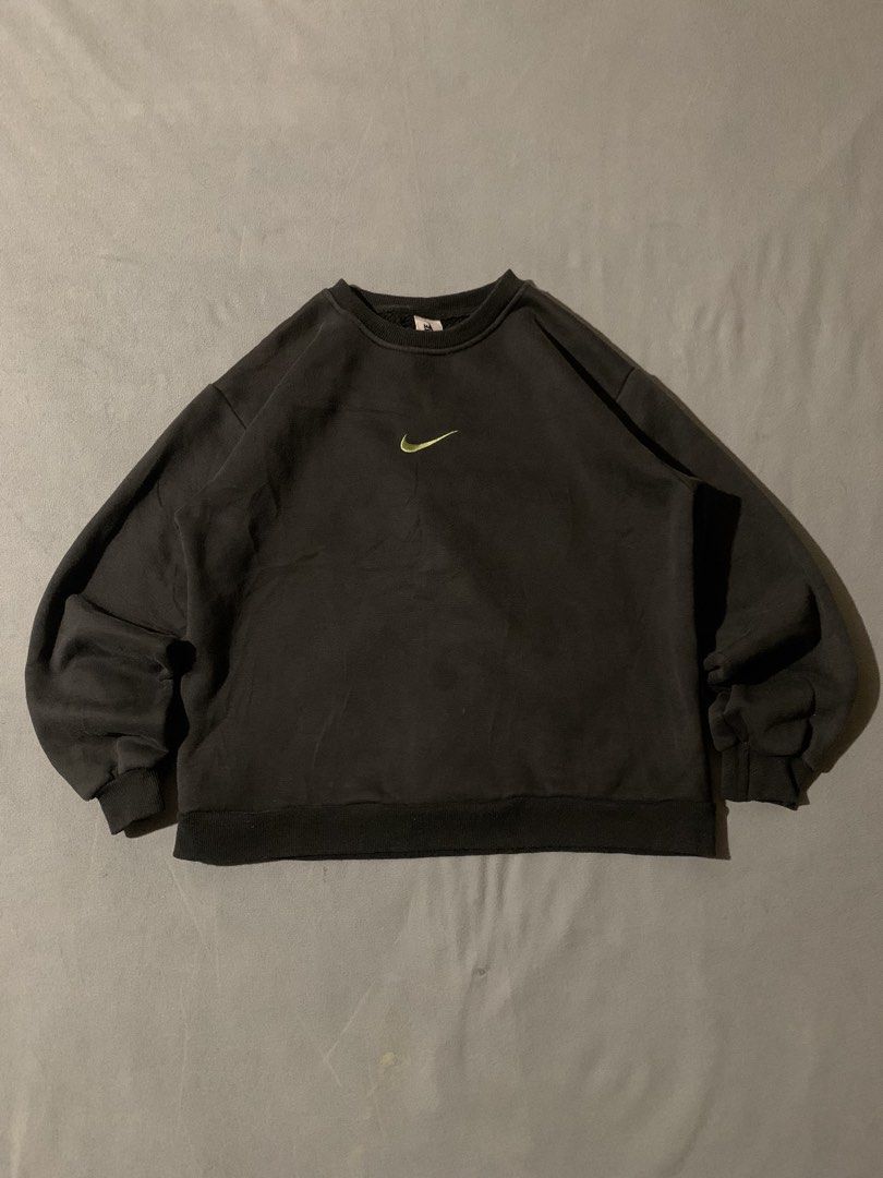 Nike mid swoosh (Category: Hoodies) located in Cavite. Submitted by thrift_2find (Listing ID 1464339208, Image 1). Description: no issue.