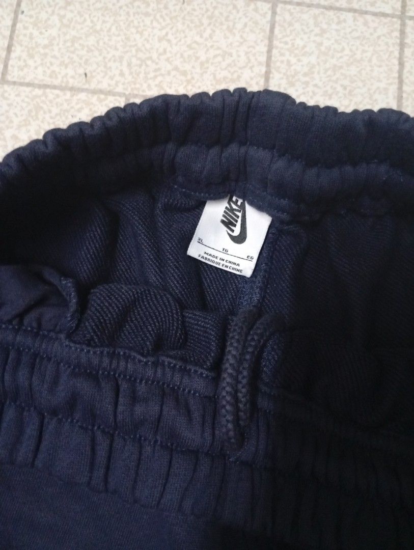 Nike Navy Blue Sweat Shorts XL （分類：短褲）位於 Hong Kong。 由 love2x123185 提交（商品編號 1464299446，圖片 3）。簡介： Navy blue Nike sweat shorts. Size XL. Elastic waistband with drawstring. Simple and comfy for everyday wear. Great for lounging or light workouts. Check out the photos for details.。