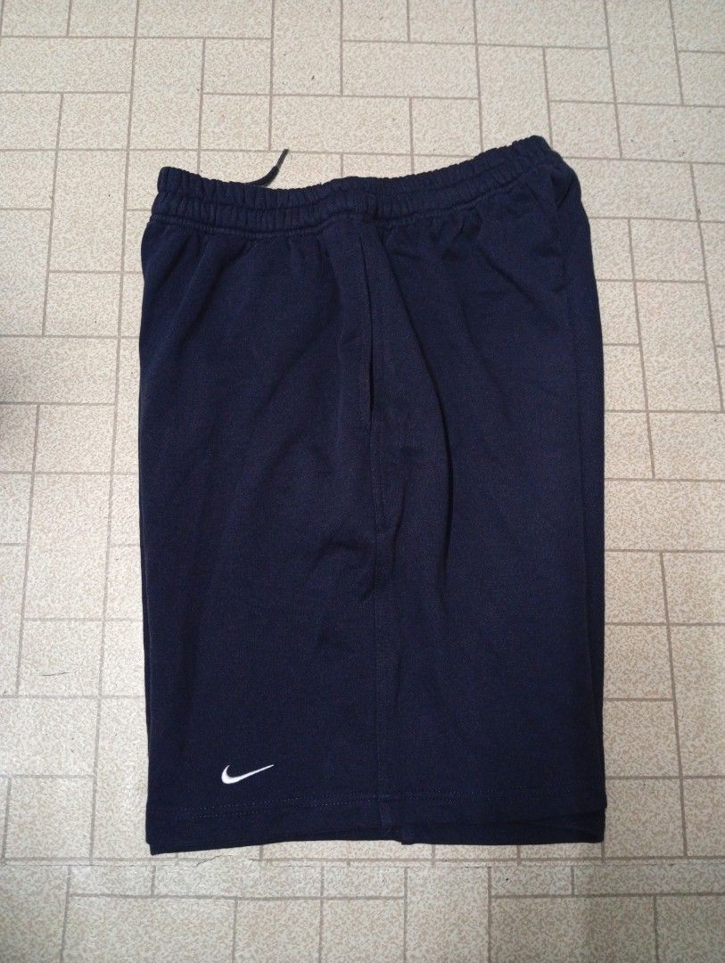 Nike Navy Blue Sweat Shorts XL （分類：短褲）位於 Hong Kong。 由 love2x123185 提交（商品編號 1464299446，圖片 2）。簡介： Navy blue Nike sweat shorts. Size XL. Elastic waistband with drawstring. Simple and comfy for everyday wear. Great for lounging or light workouts. Check out the photos for details.。