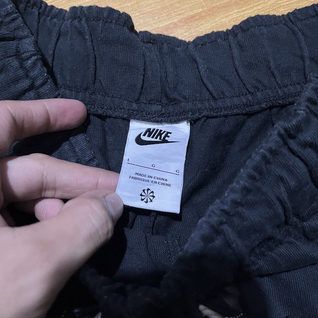 Nike NSW Men Short (Category: Shorts) located in Marikina City. Submitted by Dyornhel (Listing ID 1464265518, Image 3). Description: Nike NSW Men Short WL 28-32 L 17 Excellent Condition Need wash.