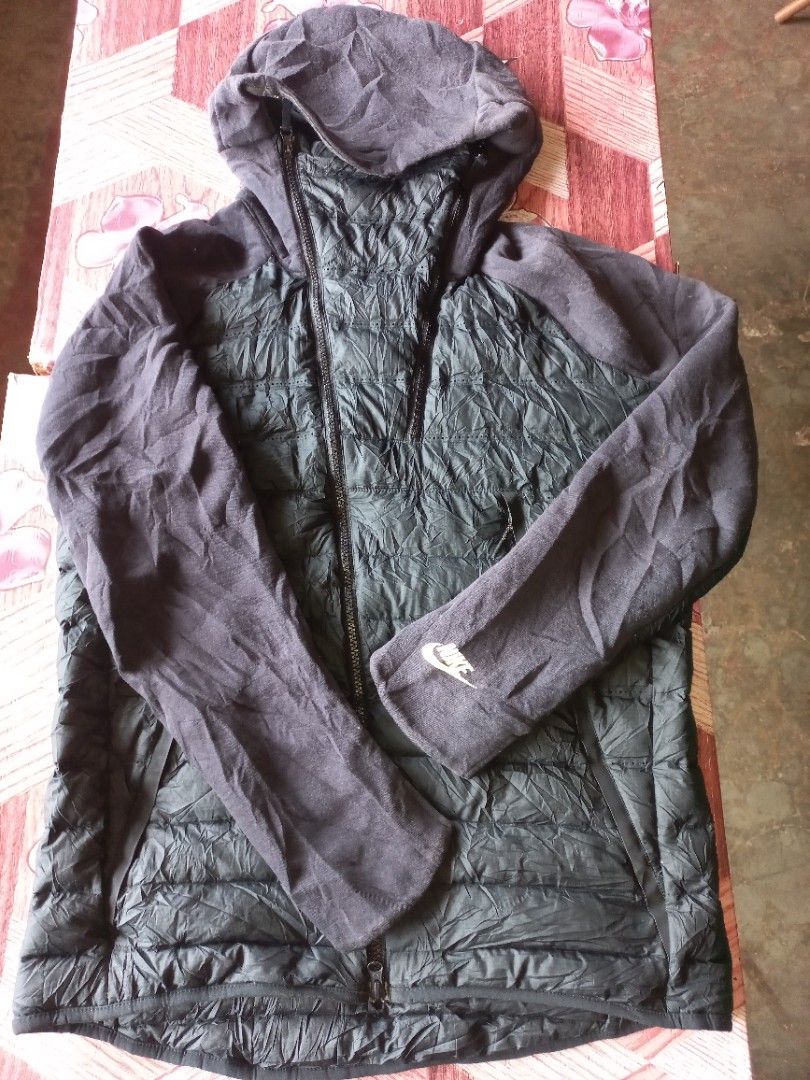 Nike NSW Tech Fleece AeroLoft Down Jacket Parka Green (Category: Coats, Jackets and Outerwear) located in Prosperidad. Submitted by kriscastano1968 (Listing ID 1464159944, Image 2). Description: - Nike Tech Fleece AeroLoft Jacket - Color: Dark Green - Features a high neck and hood for enhanced warmth - Padded front for insulation - Fleece sleeves for comfort and flexibility - Ideal for colder weather conditions - Stylish and sharp design.