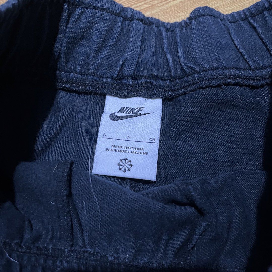 NIKE NSW WOMEN SHORT (Category: Shorts) located in Marikina City. Submitted by Dyornhel (Listing ID 1464264914, Image 3). Description: Nike NSW Women Short WL 24-28 L 16 Excellent Condition Need wash No lace.