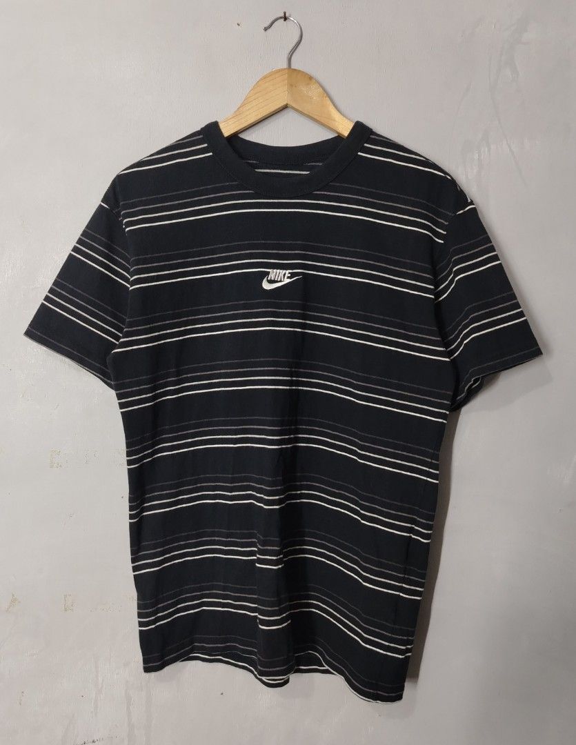 Nike Stripe Mid Logo (Category: Tshirts & Polo Shirts ) located in Bocaue. Submitted by adrianberi35876 (Listing ID 1464182279, Image 2). Description: Nike Stripe Mid Logo Width:19.4 Length:26.4 Good Condition No issue 📩 📩📩 📍 Bocaue,Bulacan.
