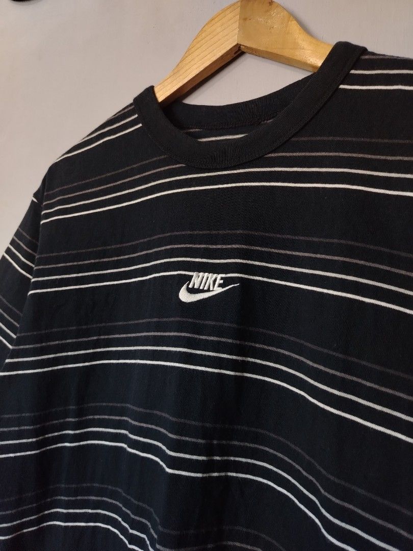 Nike Stripe Mid Logo (Category: Tshirts & Polo Shirts ) located in Bocaue. Submitted by adrianberi35876 (Listing ID 1464182279, Image 3). Description: Nike Stripe Mid Logo Width:19.4 Length:26.4 Good Condition No issue 📩 📩📩 📍 Bocaue,Bulacan.