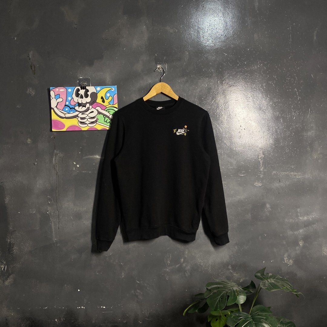 Nike Sweatshirt ☑️ (Category: Hoodies) located in Cebu City. Submitted by moisesthriftz (Listing ID 1464259419, Image 1). Description: Níkë Sweatshirt ☑️ 21 WIDTH / 25 LENGTH NO ISSUE COLOR RATE : 9.6 / 10 GOOD CONDITION SIZE SMALL TO MEDIUM 550 🏷️.