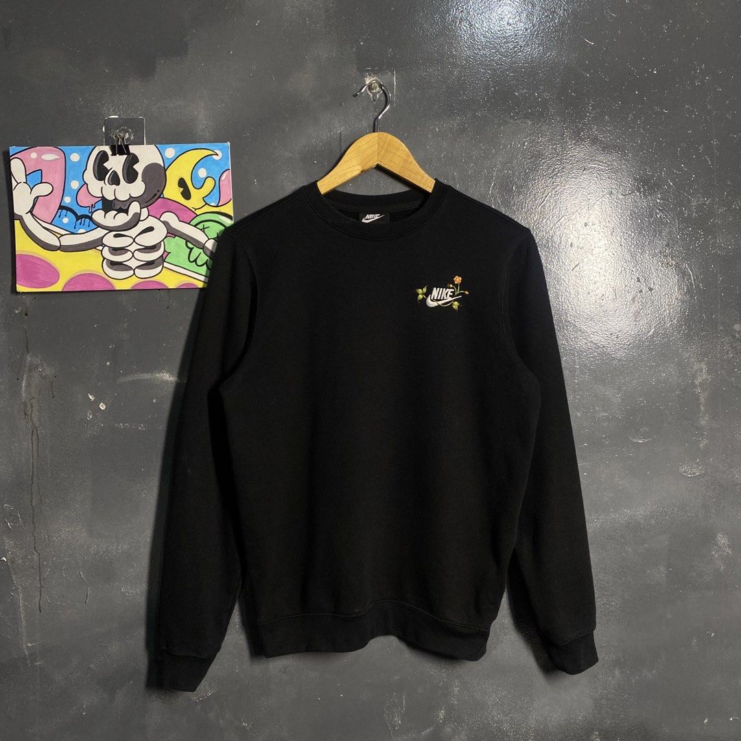 Nike Sweatshirt ☑️ (Category: Hoodies) located in Cebu City. Submitted by moisesthriftz (Listing ID 1464259419, Image 2). Description: Níkë Sweatshirt ☑️ 21 WIDTH / 25 LENGTH NO ISSUE COLOR RATE : 9.6 / 10 GOOD CONDITION SIZE SMALL TO MEDIUM 550 🏷️.