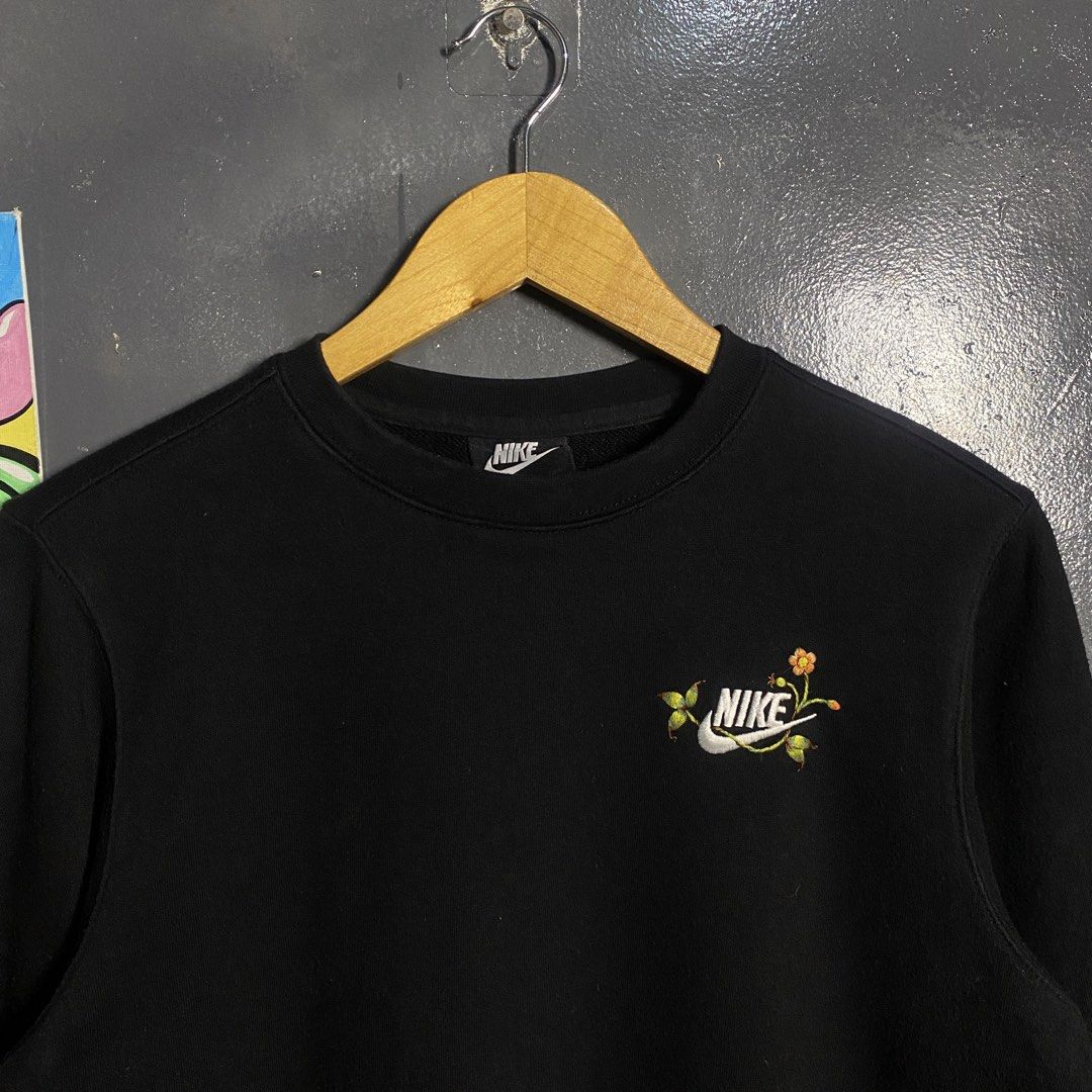Nike Sweatshirt ☑️ (Category: Hoodies) located in Cebu City. Submitted by moisesthriftz (Listing ID 1464259419, Image 3). Description: Níkë Sweatshirt ☑️ 21 WIDTH / 25 LENGTH NO ISSUE COLOR RATE : 9.6 / 10 GOOD CONDITION SIZE SMALL TO MEDIUM 550 🏷️.