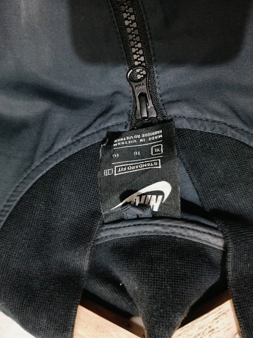NIKE SWOOSH (Category: Coats, Jackets and Outerwear) located in Masbate. Submitted by arielagost83627 (Listing ID 1464224791, Image 3). Description: Color Rate: 9.5/10 Dimes: 23x28 Issue: None Excellent Condition.