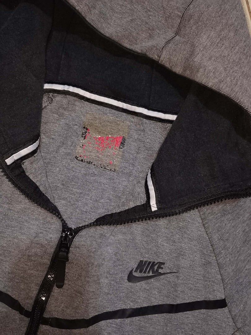 Nike tech fleece jacket hood (Category: Coats, Jackets and Outerwear) located in Alburquerque. Submitted by ayrelieonlineshop (Listing ID 1464304344, Image 3). Description: Nike tech fleece jacket hood size large dimensions W-21.5 L-25.5'27 excellent condition no pinhole or punit no cracks print.