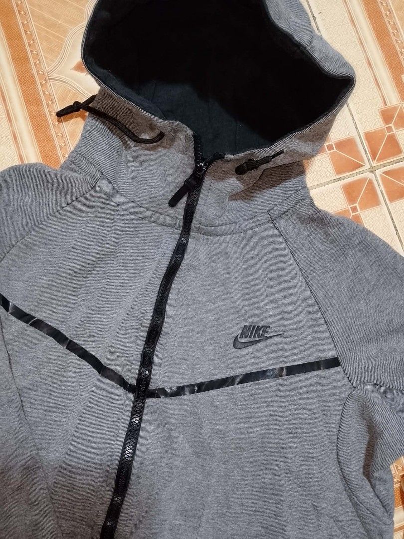 Nike tech fleece jacket hood (Category: Coats, Jackets and Outerwear) located in Alburquerque. Submitted by ayrelieonlineshop (Listing ID 1464304344, Image 2). Description: Nike tech fleece jacket hood size large dimensions W-21.5 L-25.5'27 excellent condition no pinhole or punit no cracks print.