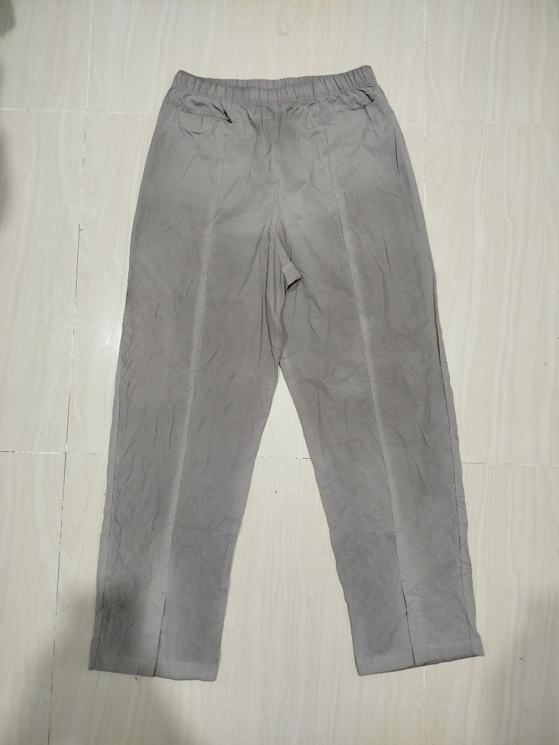 Nike Tech Pack Dri-Fit Grey Track Pants Size M (Category: Joggers) located in Aroroy. Submitted by dr0p-a-dr1p (Listing ID 1464207359, Image 1). Description: Waist: 30-34 Length: 40 - Grey Nike Tech Pack Pants - Dri-Fit material for comfort and performance - Elastic waistband with adjustable drawstring - Size: Medium (M) - Made in Vietnam - Versatile: Perfect for workouts or everyday casual wear - Please check photos for detailed condition..