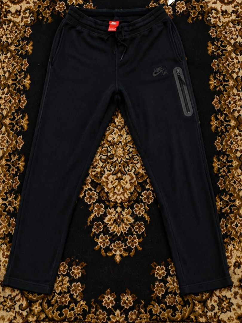 Nike Tech Sweatpants Black Size M (Category: Joggers) located in Zaragoza. Submitted by ruzzelcalzado (Listing ID 1464307328, Image 1). Description: - Black Nike sweatpants - Size M - Classic Nike Air logo on leg - Convenient zippered pocket - Comfortable for everyday wear - Ideal for lounging or workouts.