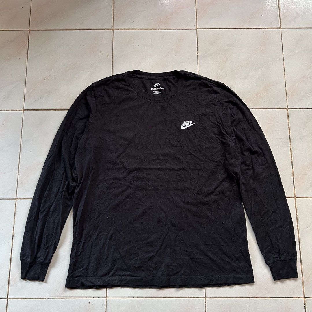 Nike The Nike Tee Long Sleeve 🔥 (Category: Activewear) located in Jinoba-an. Submitted by eegiboy (Listing ID 1464181293, Image 1). Description: - Black long-sleeved Nike t-shirt - Classic embroidered Nike logo on chest - Made in Mexico - Size L - Ideal for casual wear or layering - Simple and versatile Wts: Nike longsleeve 🔥 Large size Dimes:23/28 Excellent condition 😍 Needwash 😘 600plussf Dm me if interested 📩 Thankyou🙏😇.