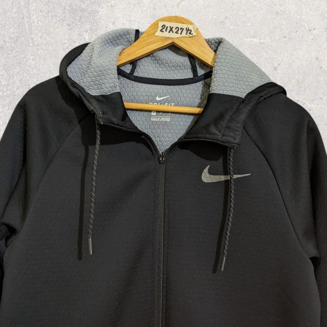 Nike Thermafit Zip Jacket (Category: Coats, Jackets and Outerwear) located in San Juan City. Submitted by 4keeps.mnl (Listing ID 1464294831, Image 2). Description: AUTHENTIC ✅ ORIGINAL Condition: 9.8/10 Medium Issue: Zipper only.