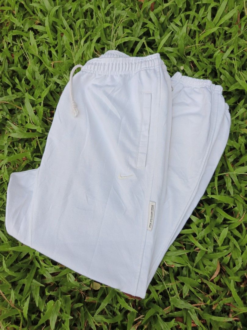 NIKE TRIPLE WHITE BAGGY SWEATS (Category: Joggers) located in Los Banos. Submitted by kiel_labadan (Listing ID 1464344844, Image 1). Description: DIMES SIZE 32-40 LENGTH 42 NO ISSUES.