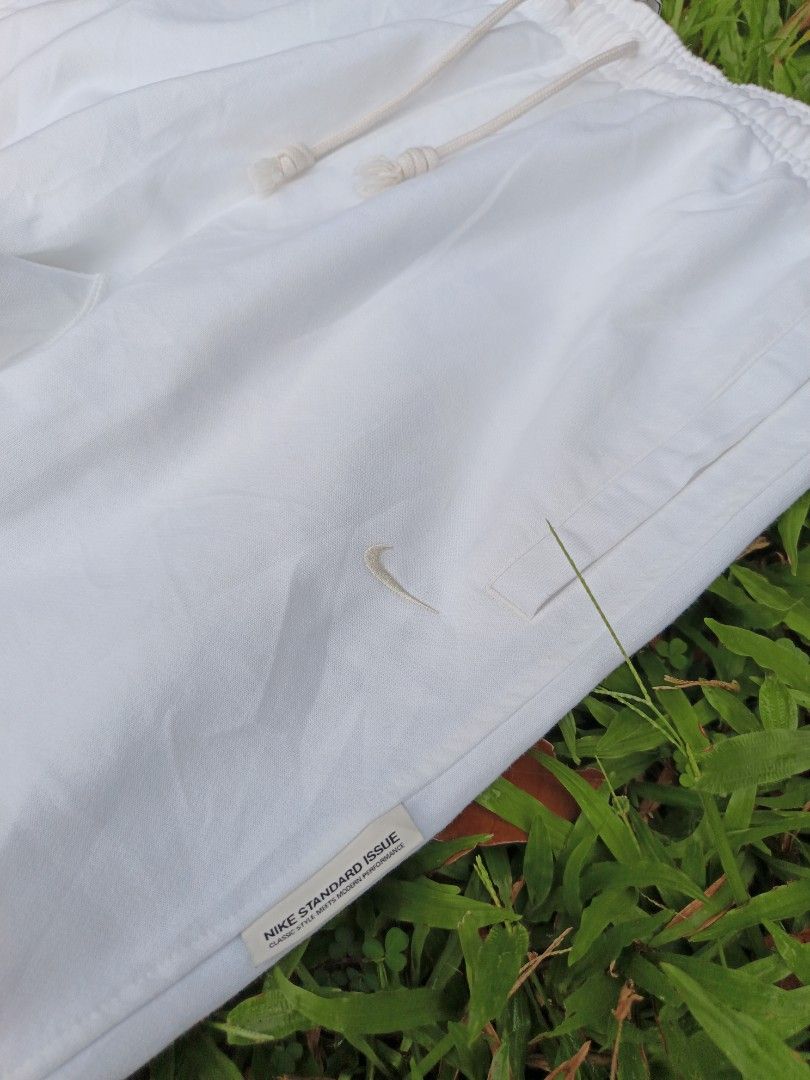 NIKE TRIPLE WHITE BAGGY SWEATS (Category: Joggers) located in Los Banos. Submitted by kiel_labadan (Listing ID 1464344844, Image 3). Description: DIMES SIZE 32-40 LENGTH 42 NO ISSUES.