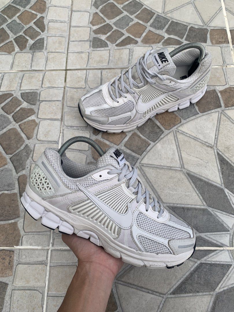 Nike vomero 5 triple white (Category: Dress Shoes) located in Baguio. Submitted by aaceee (Listing ID 1464204908, Image 1). Description: Nike vomero 5 triple white Size 8men 26cm Excellent condition Issue: small stitch only For only 2,300.