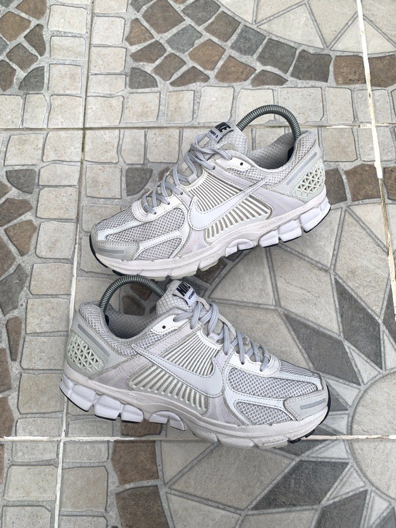 Nike vomero 5 triple white (Category: Dress Shoes) located in Baguio. Submitted by aaceee (Listing ID 1464204908, Image 3). Description: Nike vomero 5 triple white Size 8men 26cm Excellent condition Issue: small stitch only For only 2,300.