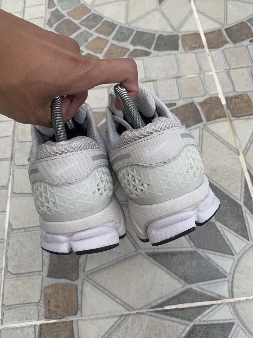 Nike vomero 5 triple white (Category: Dress Shoes) located in Baguio. Submitted by aaceee (Listing ID 1464204908, Image 2). Description: Nike vomero 5 triple white Size 8men 26cm Excellent condition Issue: small stitch only For only 2,300.