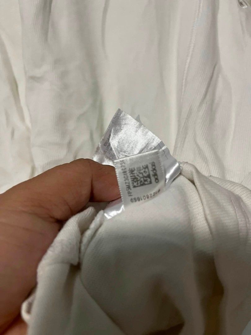 Nike White Mock Neck Cropped T-shirt (Category: Shirts) located in Compostela. Submitted by zackthrift07 (Listing ID 1464307199, Image 2). Description: - White Nike cropped t-shirt - Mock neck style - Small embroidered Nike swoosh logo on chest - Short sleeves - Tag indicates size S - Ideal for casual wear.