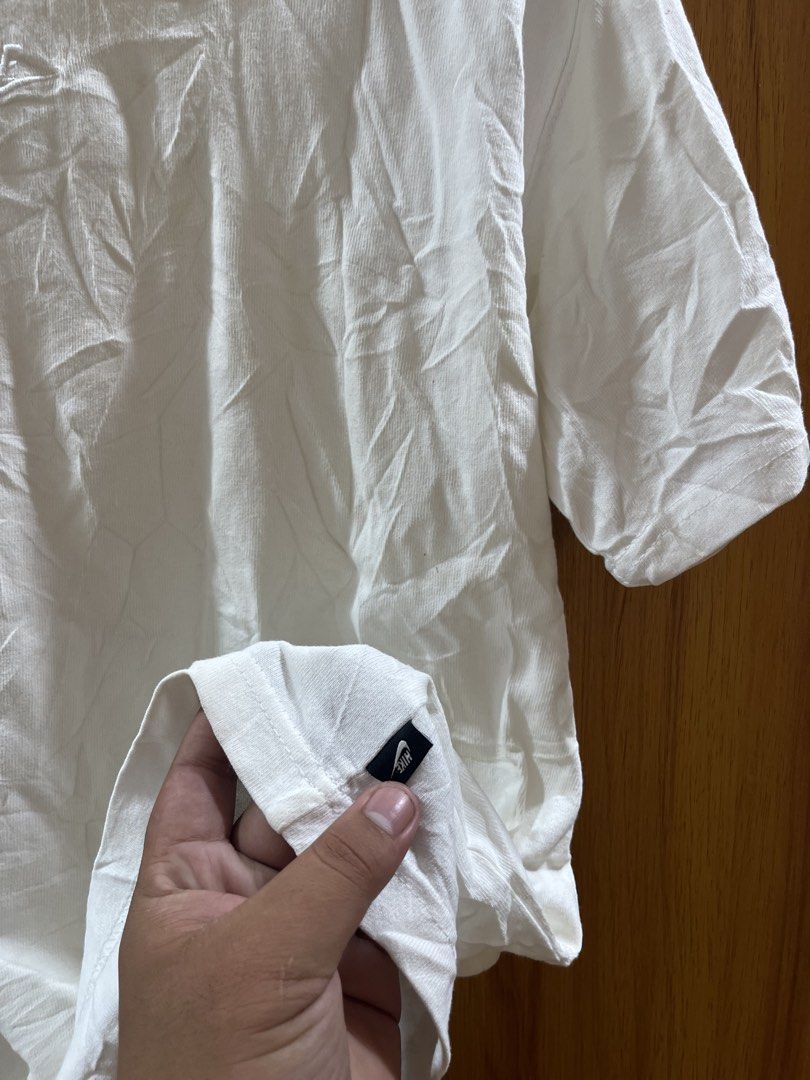 Nike White T-Shirt (Category: Tshirts & Polo Shirts ) located in Manila. Submitted by christian048 (Listing ID 1464225688, Image 3). Description: - White Nike T-shirt - Size: M - Small embroidered Nike logo on chest - Small Nike tag on bottom hem - Made in China - Ideal for casual wear.