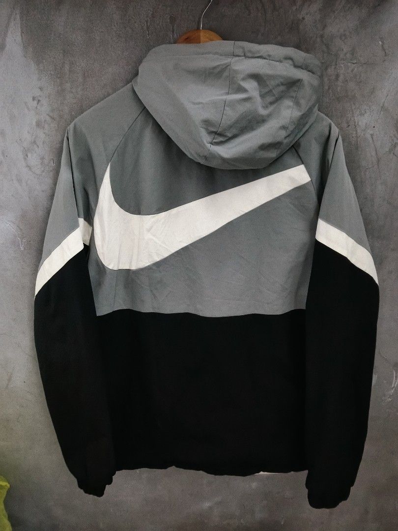 NIKE WINDBREAKER (Category: Coats, Jackets and Outerwear) located in Masbate. Submitted by arielagost83627 (Listing ID 1464222752, Image 1). Description: Color Rate: 9.8/10 Dimes: 23x30 Issue: None Excellent Condition.