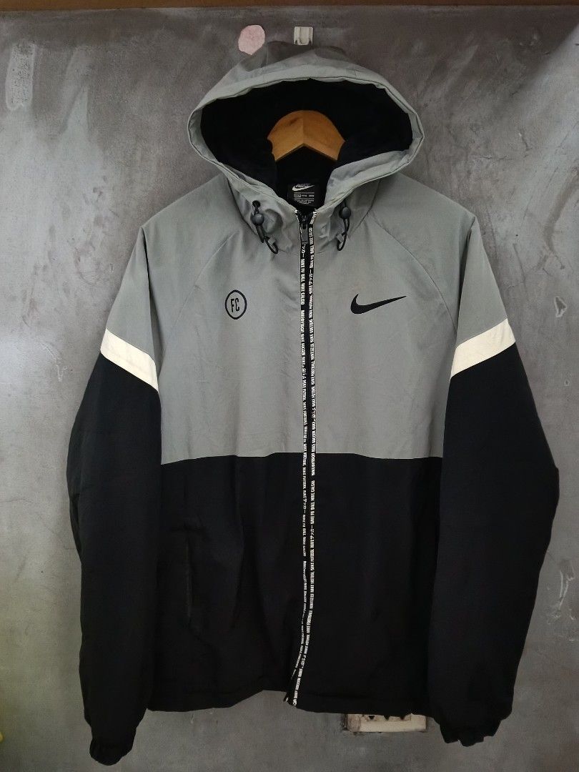NIKE WINDBREAKER (Category: Coats, Jackets and Outerwear) located in Masbate. Submitted by arielagost83627 (Listing ID 1464222752, Image 2). Description: Color Rate: 9.8/10 Dimes: 23x30 Issue: None Excellent Condition.