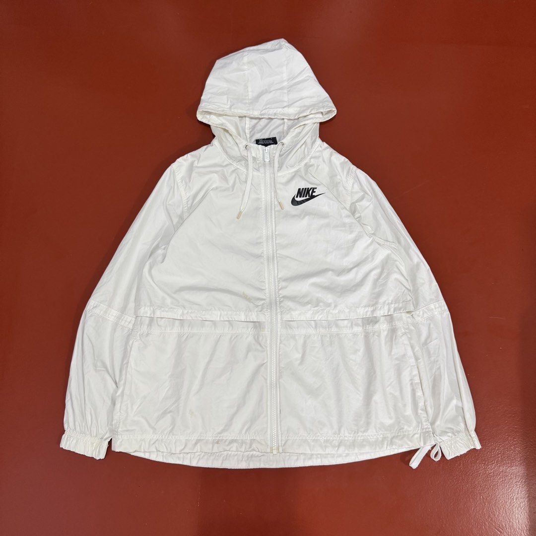 NIKE WINDBREAKER (Category: Coats, Jackets and Outerwear) located in Pasig City. Submitted by buzzthrifty (Listing ID 1464259907, Image 1). Description: SIZE M-L EXCELLENT CONDITION NEEDS WASH KONTI .