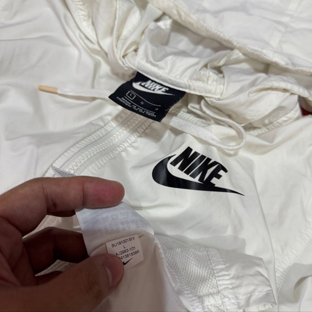 NIKE WINDBREAKER (Category: Coats, Jackets and Outerwear) located in Pasig City. Submitted by buzzthrifty (Listing ID 1464259907, Image 3). Description: SIZE M-L EXCELLENT CONDITION NEEDS WASH KONTI .