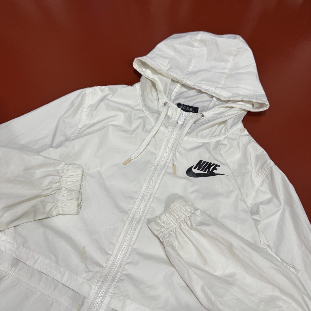 NIKE WINDBREAKER (Category: Coats, Jackets and Outerwear) located in Pasig City. Submitted by buzzthrifty (Listing ID 1464259907, Image 2). Description: SIZE M-L EXCELLENT CONDITION NEEDS WASH KONTI .