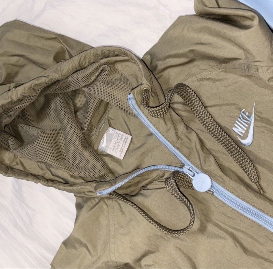 Nike Windbreaker Khaki Skyblue (Category: Coats, Jackets and Outerwear) located in Mandaluyong City. Submitted by de_keein (Listing ID 1464273423, Image 2). Description: M Chest: 21.5 inc Length: 24 inc .