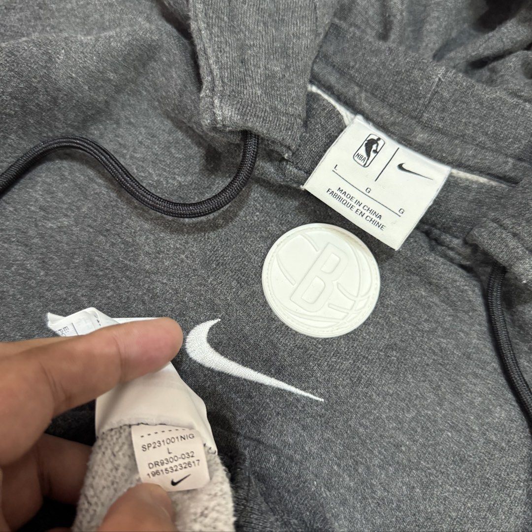 NIKE X NBA BROOKLYN NETS HOODIE (Category: Hoodies) located in Pasig City. Submitted by buzzthrifty (Listing ID 1464256445, Image 3). Description: SIZE M-L 23x25 GOOD AS NEW .