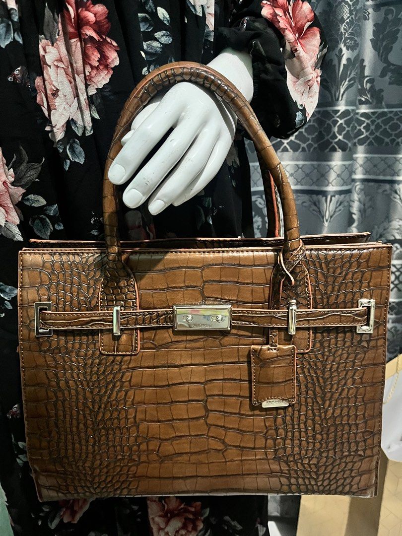 Nine West Brown Croc Embossed Tote Bag (Category: Tote Bags) located in Bulacan. Submitted by newfalcon_8ad33c (Listing ID 1464249536, Image 2). Description: - Stylish brown tote bag with a luxurious croc-embossed texture. - Elegant silver hardware details add a touch of sophistication. - Comfortable top handle for easy carrying. - Secure clasp closure keeps your belongings safe. - Includes a charming small hanging tag. - Ample interior space, id