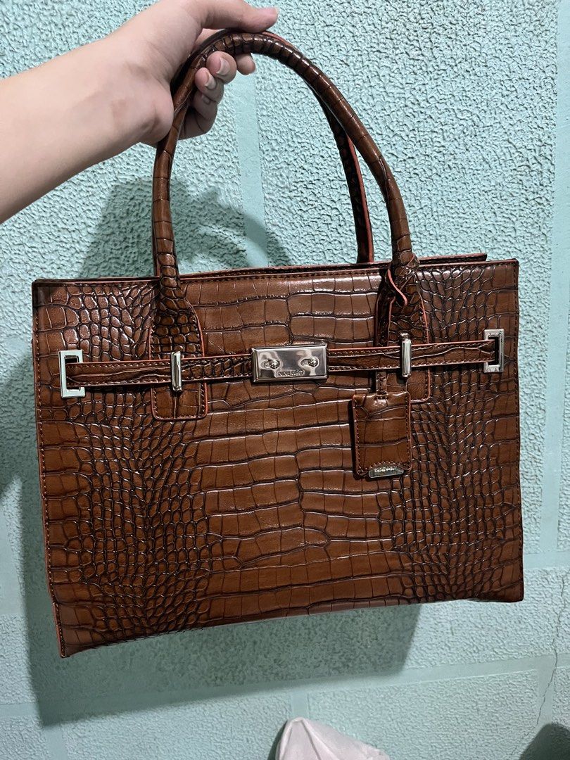 Nine West Brown Croc Embossed Tote Bag (Category: Tote Bags) located in Bulacan. Submitted by newfalcon_8ad33c (Listing ID 1464249536, Image 1). Description: - Stylish brown tote bag with a luxurious croc-embossed texture. - Elegant silver hardware details add a touch of sophistication. - Comfortable top handle for easy carrying. - Secure clasp closure keeps your belongings safe. - Includes a charming small hanging tag. - Ample interior space, id