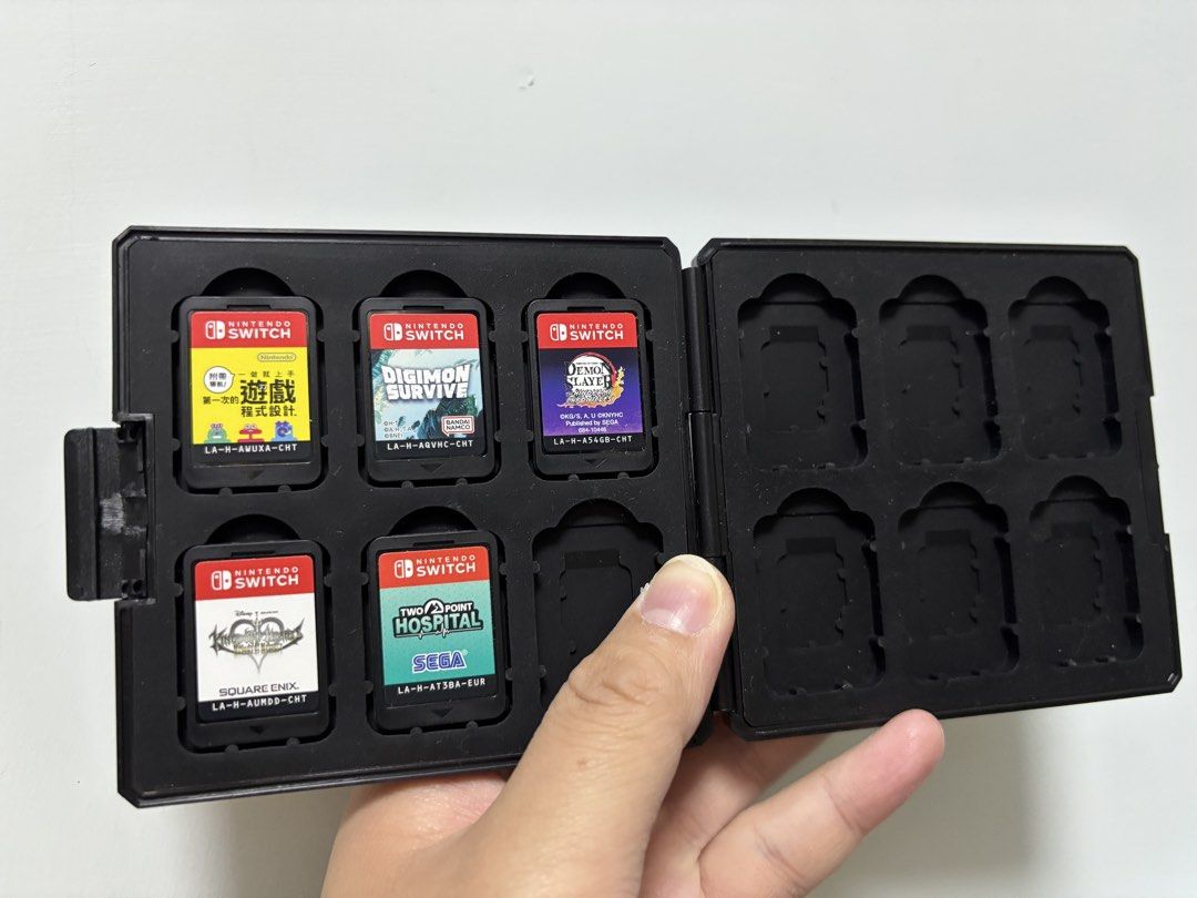 Nintendo Switch Game Cartridges - Various Titles （分類：Nintendo 任天堂）位於 Hong Kong。 由 faungallops 提交（商品編號 1464207706，圖片 3）。簡介： 🎮 Nintendo Switch 熱門遊戲大放送！寶可夢、聖火降魔錄、人氣大作（全數淨卡匣/無盒，9折筍價出讓，全收更方便！） 內文： 👋 各位 Switch 玩家好！清櫃大平賣，全部遊戲均為二手淨卡匣（無原裝盒），金手指讀取正常，光速交收！ ✨ 全數九折特惠發售（以最高二手市價計算 9 折），適合想平玩大作的朋友！如果全部一次過買走，可按所有項目的九折總價一次過打包（詳見最底）！ 📚 遊戲清單與詳細介紹： 1. 大人的 Nintendo Switch 腦部鍛鍊 * 中英日名稱：中文：東北大學加齢醫學研究所 川島隆太教授監修 大人的 Nintendo Switch 腦部鍛鍊 / 英文：Brain Age / 日文：東北大学加齢医学研究所 