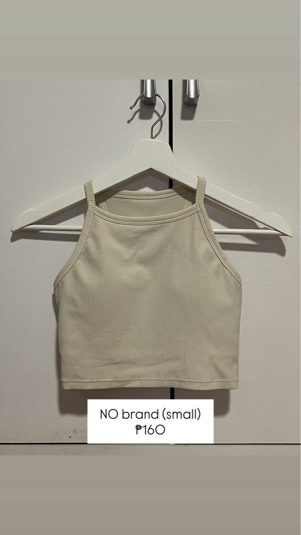 No Brand padded top (Category: Sleeveless) located in Makati City. Submitted by badethskie (Listing ID 1464187367, Image 1). Description: With slight stain (pls see 2nd photo).