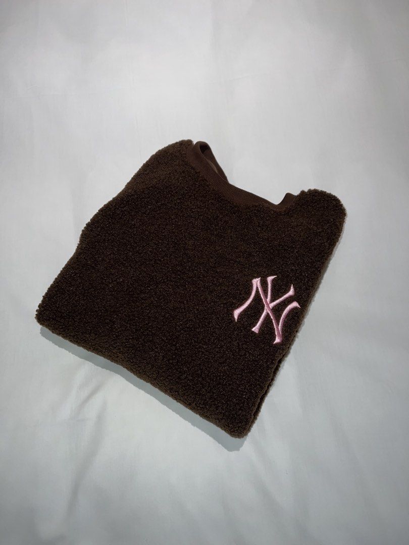 NY-inspired Fleece Sweater (Category: Coats, Jackets and Outerwear) located in Pasig City. Submitted by shop.prelovedbycza (Listing ID 1464328214, Image 1). Description: -Size: L-XL -RFS: too big -Bought from Taiwan -Shipping must be shouldered by buyer -Loc: Pasay City .