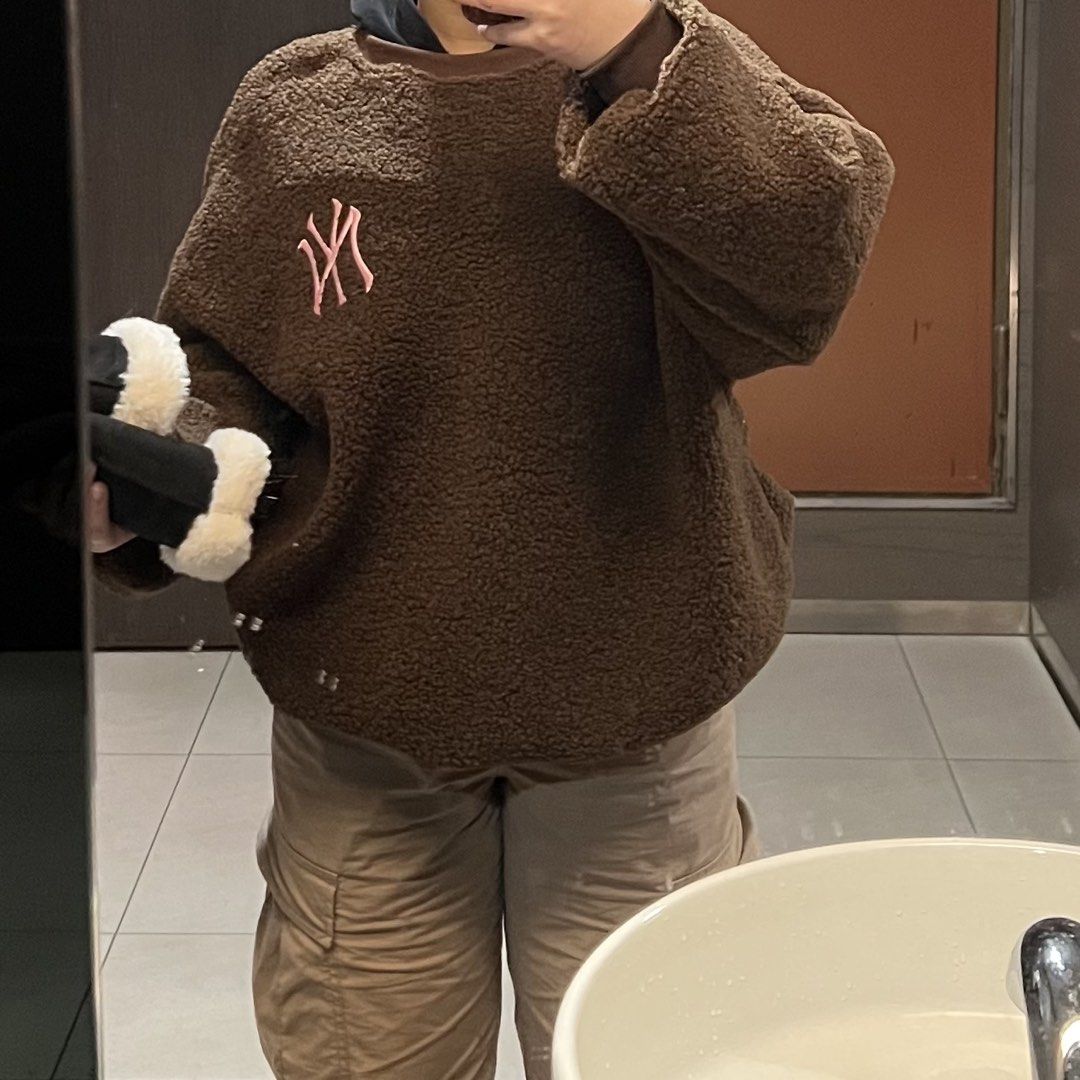 NY-inspired Fleece Sweater (Category: Coats, Jackets and Outerwear) located in Pasig City. Submitted by shop.prelovedbycza (Listing ID 1464328214, Image 2). Description: -Size: L-XL -RFS: too big -Bought from Taiwan -Shipping must be shouldered by buyer -Loc: Pasay City .
