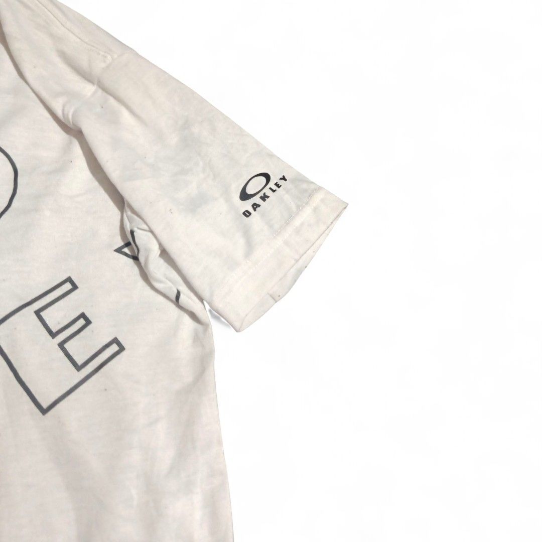 Oakley Big Logo Graphic Tee. (Category: Activewear) located in Aliaga. Submitted by thriftkeizieee (Listing ID 1464276936, Image 3). Description: L:24.5 W:17.5 issue:need wash✅ DM ME IF INTERESTED 📩.