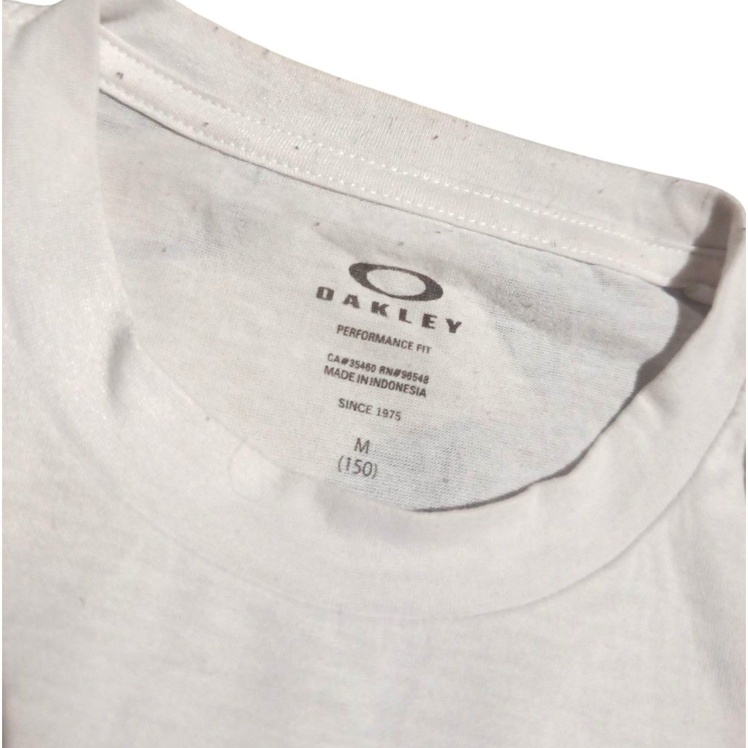 Oakley Big Logo Graphic Tee. (Category: Activewear) located in Aliaga. Submitted by thriftkeizieee (Listing ID 1464276936, Image 2). Description: L:24.5 W:17.5 issue:need wash✅ DM ME IF INTERESTED 📩.