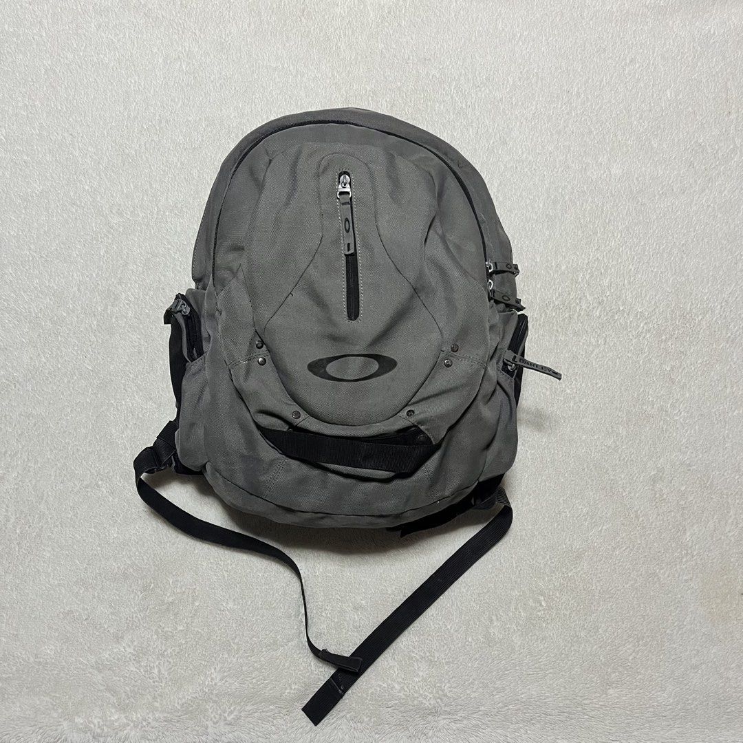 OAKLEY FLAK PACK 2.0 BACKPACK (Category: Backpacks) located in Naga. Submitted by goodfinds_only.v1 (Listing ID 1464278902, Image 1). Description: FOR SALE -OAKLEY FLAK PACK 2.0 BACKPACK MEASUREMENTS CAPACITY OF 32 LITERS HEIGHT:18 INCHES WIDTH:15 INCHES DEPTH:5.5 INCHES COLOR RATE:9/10 EXPECT SOME WEAR OF USAGE. THRIFTED NOT BRANDNEW GOOD CONDITION FEATURES: -SPACIOUS COMPARTMENT EQUIPPED WITH INTERNAL LAPTOP SLEEVE 3 PANEL INTERIOR DIVIDER -EXT