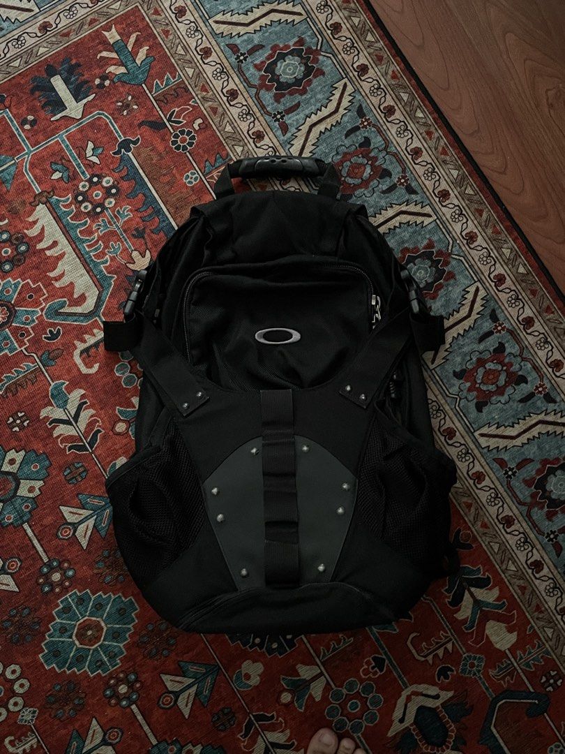 Oakley Icon Backpack (90's - Y2K) (Category: Backpacks) located in Cainta. Submitted by giolobee (Listing ID 1464205122, Image 1). Description: Oakley Icon Backpack 90's - Y2K Gorpcore Issue - Broken snaps but doesn't affect functionality.