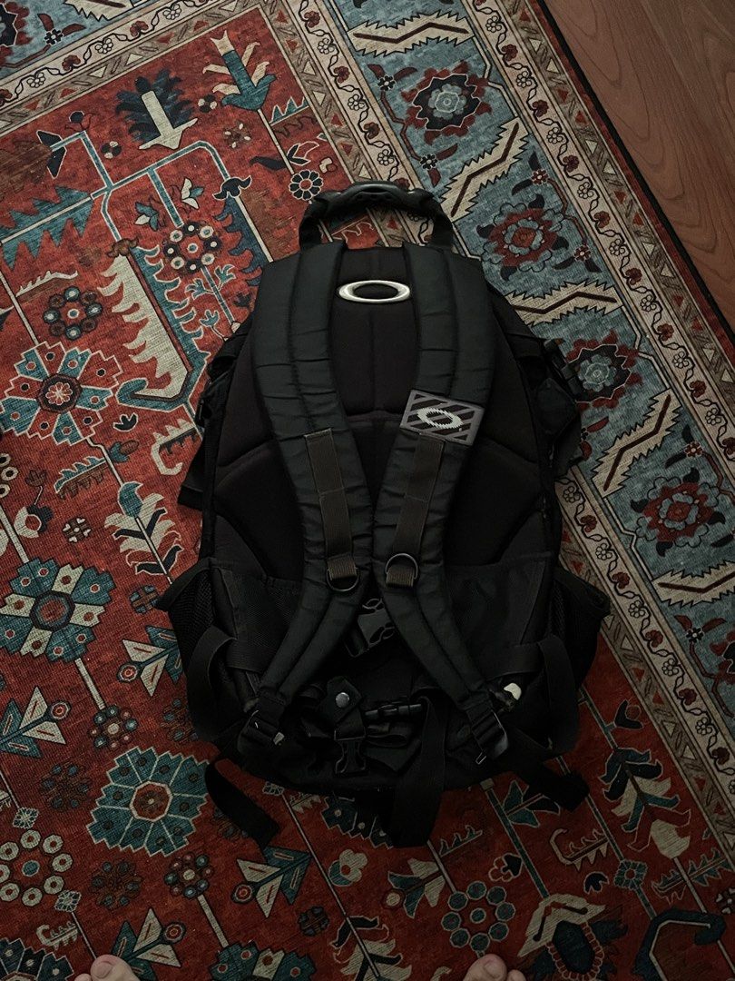 Oakley Icon Backpack (90's - Y2K) (Category: Backpacks) located in Cainta. Submitted by giolobee (Listing ID 1464205122, Image 2). Description: Oakley Icon Backpack 90's - Y2K Gorpcore Issue - Broken snaps but doesn't affect functionality.