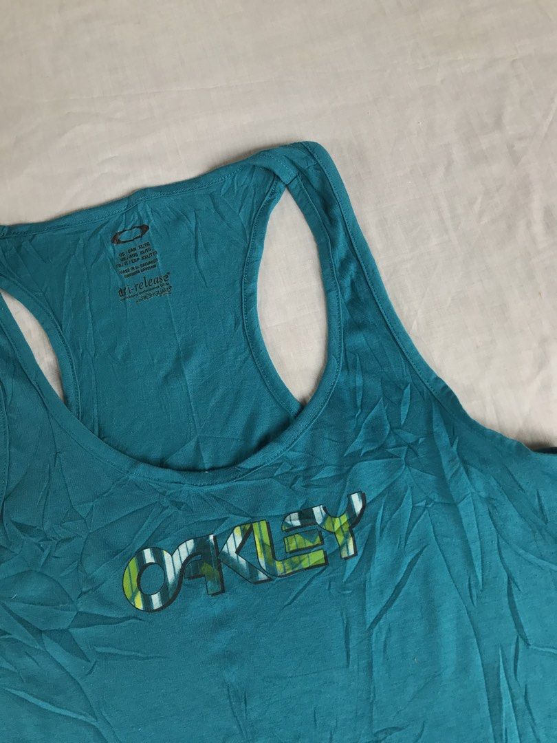 OAKLEY Racerback Tanktop (Category: Activewear) located in San Fernando. Submitted by ramjames18 (Listing ID 1464236522, Image 3). Description: •OAKLEY Racerback Tanktop 🔥 -Excellent Condition -9.+/10 Color Rate -Quickdry (Good for Workout, Running, Sports (Pickle, Tennis, Badminton etc) -Xl womens(18x29) -fits Small onwards Pm sa interested! 📥 .