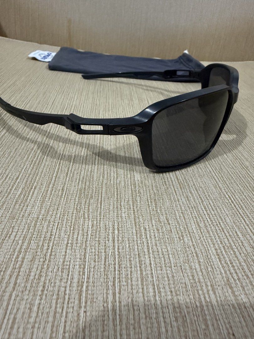 Oakley siphon (Category: Sunglasses & Eyewear) located in Cabuyao City. Submitted by mhikethrifters (Listing ID 1464246790, Image 3). Description: Authentic Made in usa Size large Excellent condition frame Lens minimal issue hair scratch Good fit for medium-large face Original lens With free original oakley dust bag I can provide hard case for shipping For only 2550 only add shipping fee Open for meet up or shipping Dm.