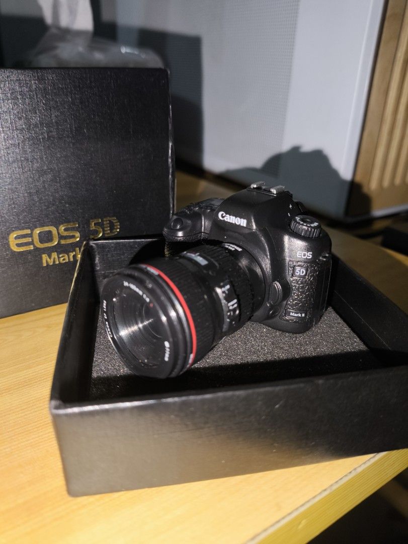 Official Canon EOS 5D Mark II Mini USB Flash Drive 4GB (Category: Cameras) located in Quezon City. Submitted by skullsher (Listing ID 1464141493, Image 2). Description: - Genuine and official promotional replica flash drive issued directly by Canon during the EOS 5D Mark II launch. - ​Features a high-detail textured body, a detachable 24-105mm f/4L "lens" cap, and the original gold-stamped presentation box. - Camera body USB flash drive (4GB capa