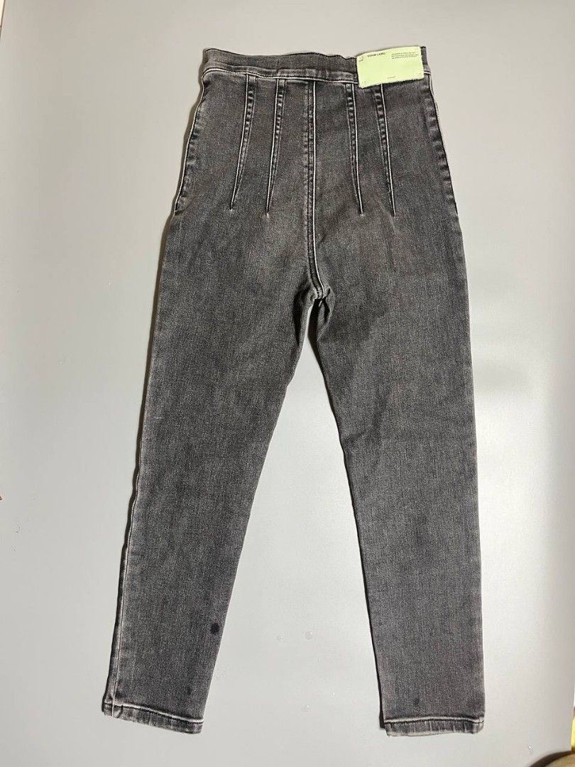 OFF-WHITE "DENIM LABEL" Grey Zipper Jeans (Category: Jeans) located in Lucena. Submitted by sth.archvl (Listing ID 1464190467, Image 2). Description: In great condition No flaws Size small Size small Measurements Waist 12 Length 33 Leg opening 5 Front rise 12.5.