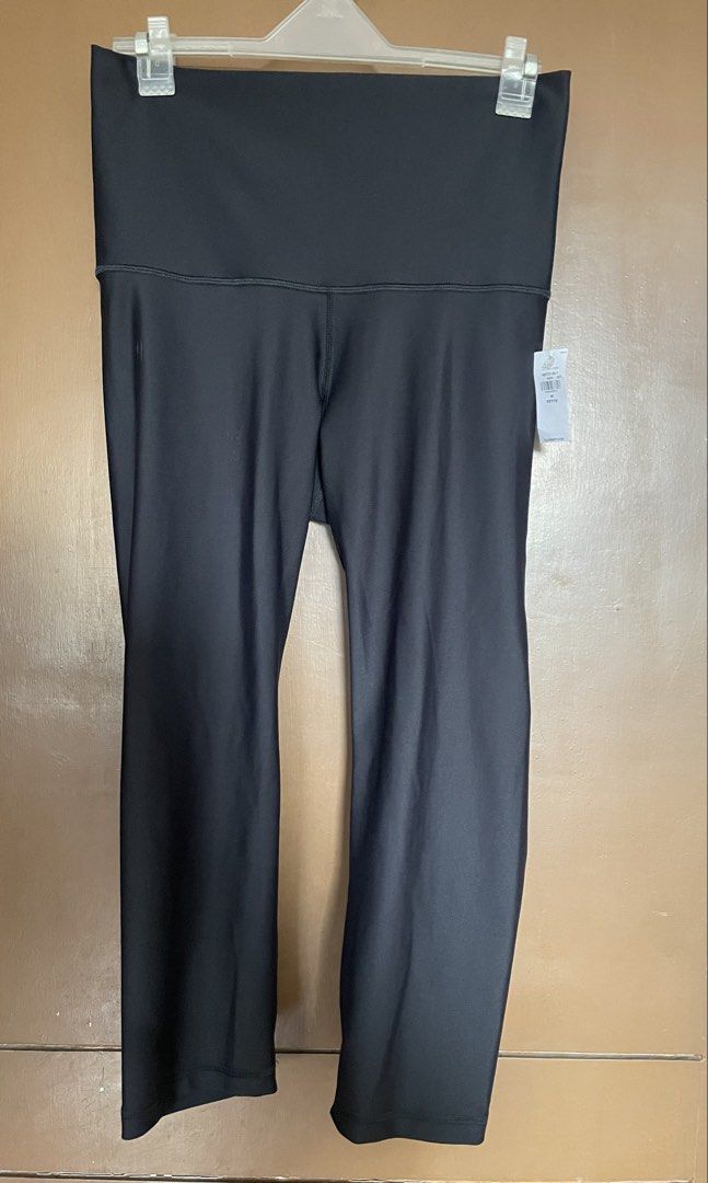 Old Navy Active PowerSoft Black Cropped Leggings M Petite (Category: Activewear) located in Manila. Submitted by mochi_dear (Listing ID 1464170832, Image 1). Description: - Old Navy Active black cropped leggings - PowerSoft line for ultimate comfort - Size: Medium Petite - High-waisted fit - Comfortable and stretchy material - Perfect for workouts or everyday wear.