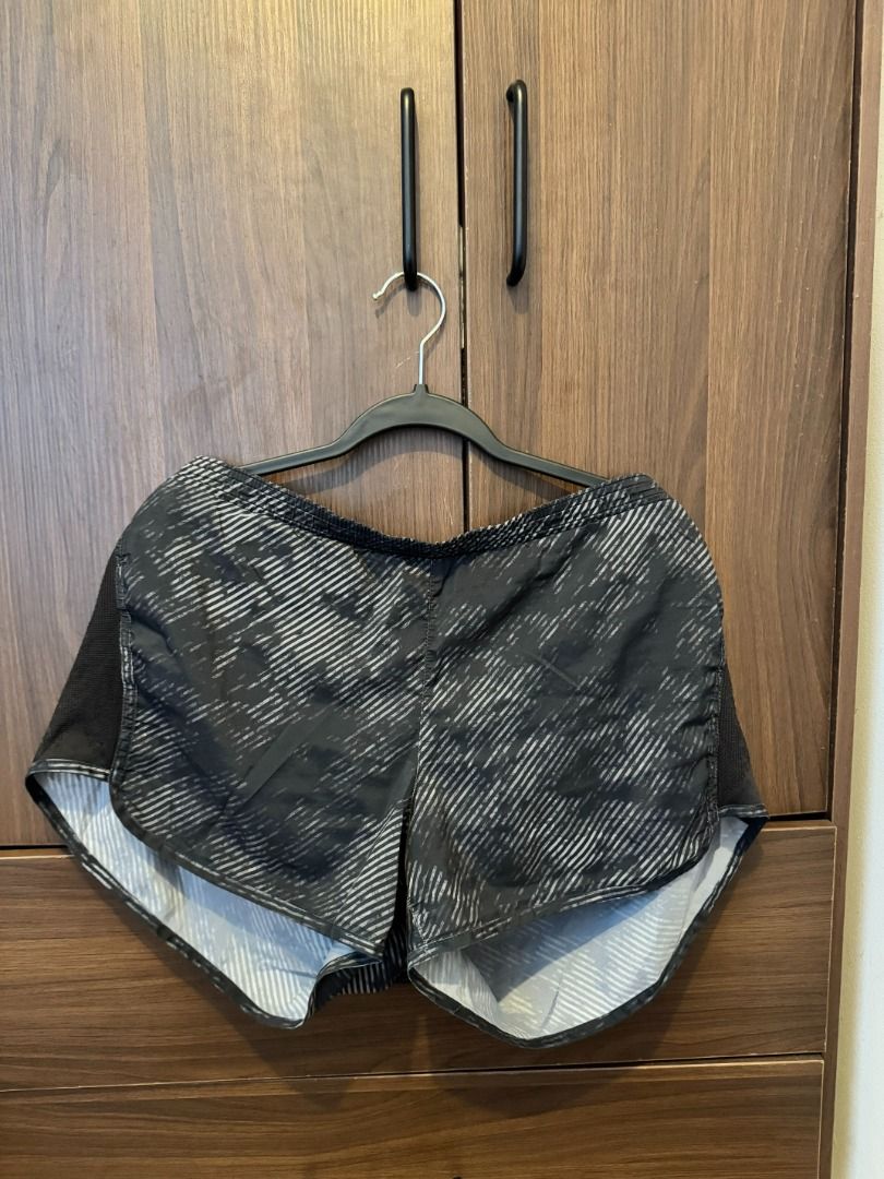 Old Navy Active Running Shorts | Black | Size L (Category: Activewear) located in Makati City. Submitted by autumn.latte (Listing ID 1464250997, Image 2). Description: ♡ Perfect for workouts or casual wear - Size: Large - Color: Black with cool grey abstract pattern - RFS: Too many running shorts 🌷 Pre-loved. Please see photos for actual condition. 🛍️ MOP: BPI / GCash / MariBank only 🛵 Shipping shouldered by buyer via Grab / Lalamove 💌 Feel f